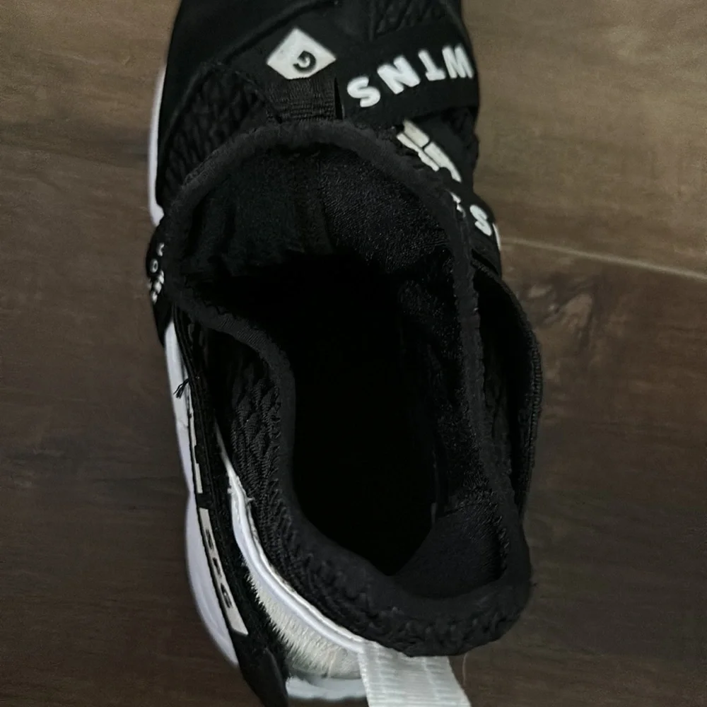 NIKE. LEBRON JAMES. BLACK & WHITE‎ WITNESS MID TOP ATHLETIC SHOES size 7Y